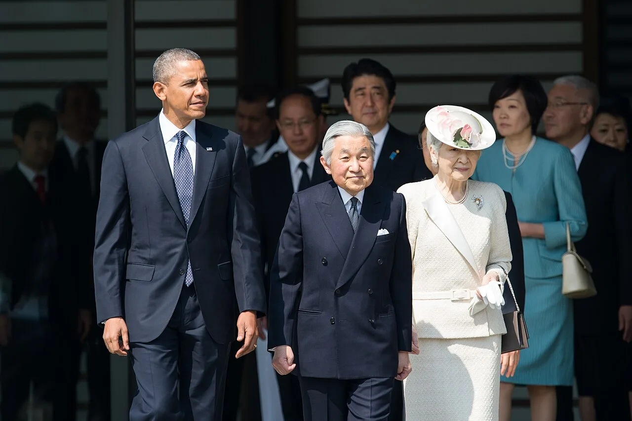 Akihito accedes and Heisei begins historical image 1